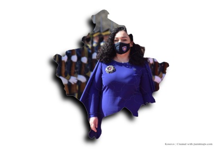 Kosova cumhurbaşkanı Vjosa Osmani (Kosova haritası üzerinde)